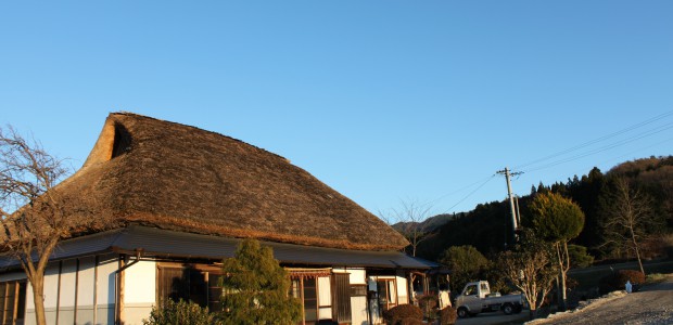 農村景観日本一の風景ど真ん中にぽつりと建っている茅ぶきの建物 […]